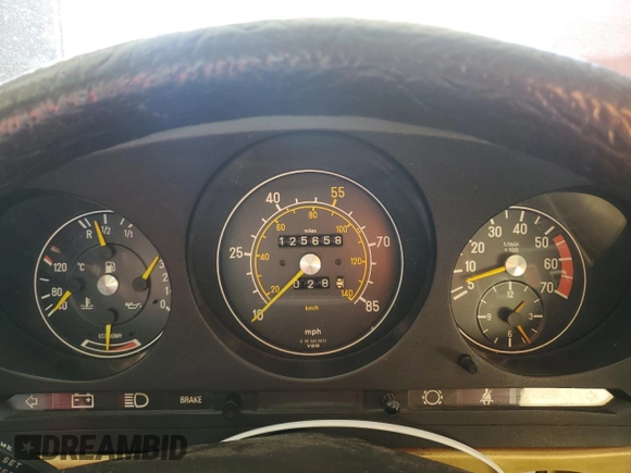 1981 Mercedes-Benz 380 SL z VIN WDBBA45A0BB001850, wystawiony jako Copart lot #41614565 z przebiegiem 125 658 mil mil oraz Czysty tytuł • Clean title. Historia ofert i sprzedaży dostępna na DreamBid. Obrazek 9.