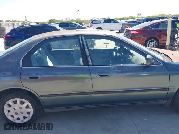1996 Honda Accord LX with VIN 1HGCD5633TA286104, listed as a IAAI auction lot 42004112 with 186,586 mi miles and . Bid and sale history available at carsss.com. Image 13.