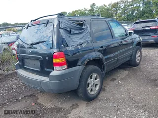 2005 Ford Escape XLT with VIN 1FMYU93185KE46923, listed as a IAAI auction lot 40062345 with 999,999 mi miles. Bid and sale history available at carsss.com. Image 4.