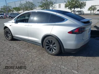 2017 Tesla Model X 90D z VIN 5YJXCAE25HF077689, wystawiony jako IAAI lot #42138029 z przebiegiem 71 574 mil mil oraz . Historia ofert i sprzedaży dostępna na DreamBid. Obrazek 3.