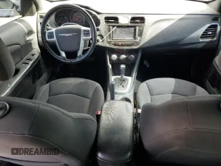 2014 Chrysler 200 Touring z VIN 1C3CCBBGXEN150223, wystawiony jako Copart lot #55494215 z przebiegiem 178 750 mil mil oraz Szkody całkowita. Historia ofert i sprzedaży dostępna na DreamBid. Obrazek 8.