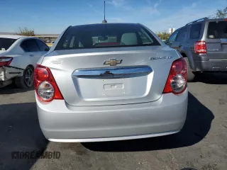2016 Chevrolet Sonic LT z VIN 1G1JC5SH9G4180053, wystawiony jako Copart lot #77153444 z przebiegiem 72 482 mil mil oraz Nie do naprawy • Non repairable. Historia ofert i sprzedaży dostępna na DreamBid. Obrazek 6.