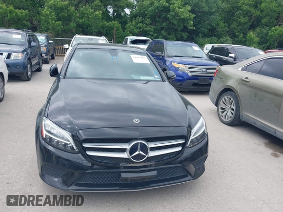 2019 Mercedes-Benz C 300 z VIN 55SWF8DB0KU307061, wystawiony jako IAAI lot #42143403 z przebiegiem Nie podano mil oraz . Historia ofert i sprzedaży dostępna na DreamBid. Obrazek 6.