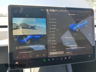 2024 Tesla Model Y Long Range z VIN 7SAYGAEE3RF034699, wystawiony jako Copart lot #54523815 z przebiegiem 9 764 mil mil oraz Szkoda całkowita • Salvage title. Historia ofert i sprzedaży dostępna na DreamBid. Obrazek 9.