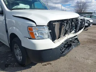 2021 Nissan NV Cargo SV z VIN 1N6BF0LY1MN806850, wystawiony jako IAAI lot #41500860 z przebiegiem 94 928 mil mil oraz . Historia ofert i sprzedaży dostępna na DreamBid. Obrazek 18.
