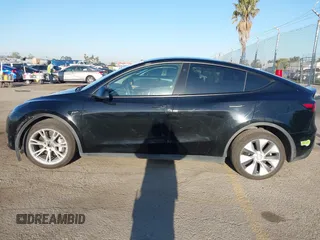 2023 Tesla Model Y Long Range z VIN 7SAYGAEEXPF673871, wystawiony jako IAAI lot #41980174 z przebiegiem 45 870 mil mil oraz . Historia ofert i sprzedaży dostępna na DreamBid. Obrazek 14.