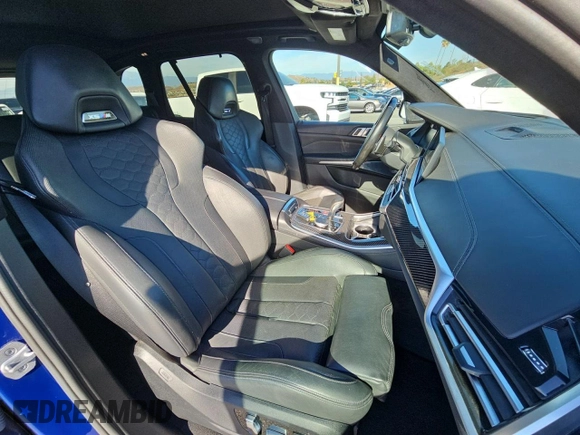 2021 BMW X5 M z VIN 5YMJU0C01M9F01267, wystawiony jako Copart lot #82042094 z przebiegiem 99 906 mil mil oraz Czysty tytuł • Clean title. Historia ofert i sprzedaży dostępna na DreamBid. Obrazek 5.