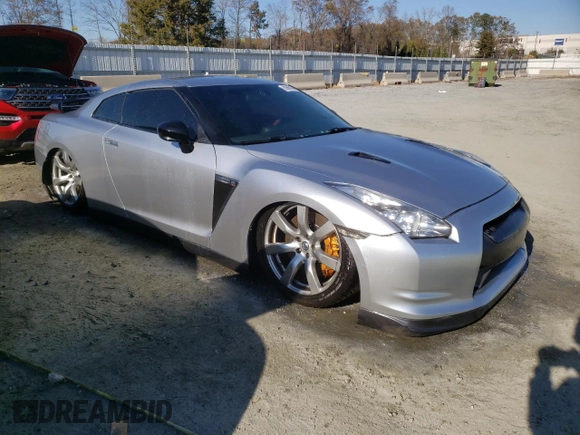 2009 Nissan GT-R Premium z VIN JN1AR54F49M252803, wystawiony jako Copart lot #83905134 z przebiegiem Nie podano mil oraz Nie do naprawy • Non repairable. Historia ofert i sprzedaży dostępna na DreamBid. Obrazek 4.