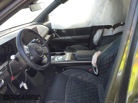 2024 Genesis GV60 z VIN KMUKEDSBXRU021487, wystawiony jako IAAI lot #41593903 z przebiegiem 10 961 mil mil oraz . Historia ofert i sprzedaży dostępna na DreamBid. Obrazek 5.