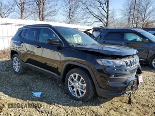 2024 Jeep Compass Latitude Lux with VIN 3C4NJDFN1RT104509, listed as a Copart auction lot 45454915 with 31 mi miles and Salvage title. Bid and sale history available at DreamBid. Image 4.