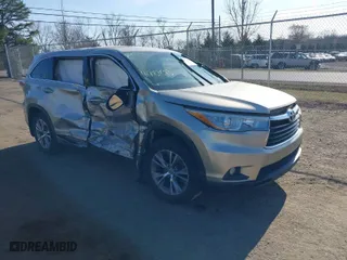 2015 Toyota Highlander LE with VIN 5TDBKRFH2FS104046, listed as a IAAI auction lot 41787583 with 152,435 mi miles. Bid and sale history available at carsss.com. Image 1.