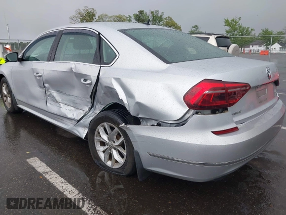 2017 Volkswagen Passat S z VIN 1VWAT7A38HC064419, wystawiony jako IAAI lot #42156027 z przebiegiem 81 062 mil mil oraz . Historia ofert i sprzedaży dostępna na DreamBid. Obrazek 3.