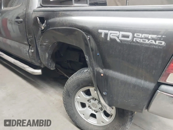 2013 Toyota Tacoma z VIN 3TMLU4EN5DM119775, wystawiony jako IAAI lot #41999062 z przebiegiem 122 757 mil mil oraz . Historia ofert i sprzedaży dostępna na DreamBid. Obrazek 6.