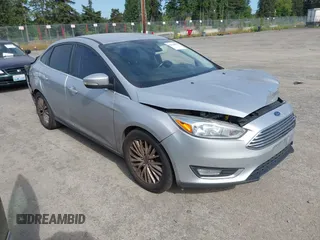 2016 Ford Focus Titanium z VIN 1FADP3J20GL238914, wystawiony jako IAAI lot #42338977 z przebiegiem 126 276 mil mil oraz . Historia ofert i sprzedaży dostępna na DreamBid. Obrazek 1.