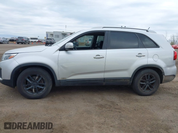 2015 Kia Sorento LX with VIN 5XYKTCA60FG639308, listed as a IAAI auction lot 42037202 with 150,444 mi miles. Bid and sale history available at carsss.com. Image 14.