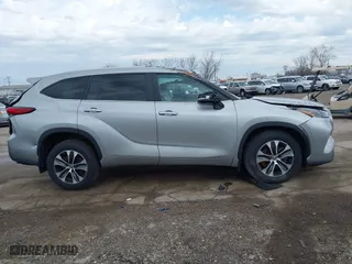 2023 Toyota Highlander Hybrid XLE with VIN 5TDKBRCH5PS121526, listed as a IAAI auction lot 41897097 with 26,704 mi miles. Bid and sale history available at carsss.com. Image 14.