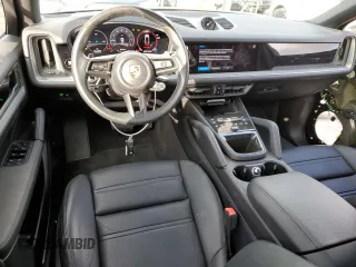 2024 Porsche Cayenne z VIN WP1BA2AY2RDA50764, wystawiony jako Copart lot #44227545 z przebiegiem 21 690 mil mil oraz Szkoda całkowita • Salvage title. Historia ofert i sprzedaży dostępna na DreamBid. Obrazek 8.