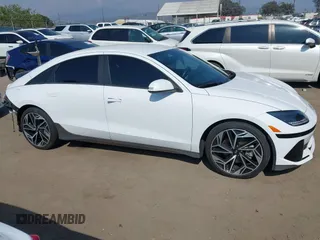 2023 Hyundai Ioniq 6 SEL z VIN KMHM34AA0PA028579, wystawiony jako IAAI lot #42171621 z przebiegiem 24 606 mil mil oraz . Historia ofert i sprzedaży dostępna na DreamBid. Obrazek 14.