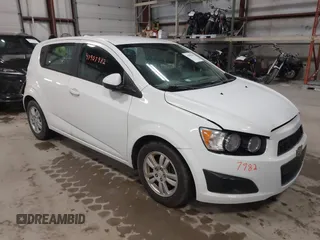 2012 Chevrolet Sonic LS z VIN 1G1JA6SH3C4147698, wystawiony jako IAAI lot #41907982 z przebiegiem 146 715 mil mil oraz . Historia ofert i sprzedaży dostępna na DreamBid. Obrazek 1.