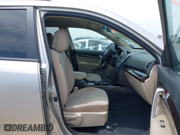 2014 Kia Sorento LX z VIN 5XYKT4A7XEG460996, wystawiony jako IAAI lot #42270696 z przebiegiem 105 677 mil mil oraz . Historia ofert i sprzedaży dostępna na DreamBid. Obrazek 5.