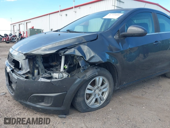 2016 Chevrolet Sonic LT z VIN 1G1JC5SH1G4185750, wystawiony jako IAAI lot #38799488 z przebiegiem 170 067 mil mil oraz . Historia ofert i sprzedaży dostępna na DreamBid. Obrazek 6.