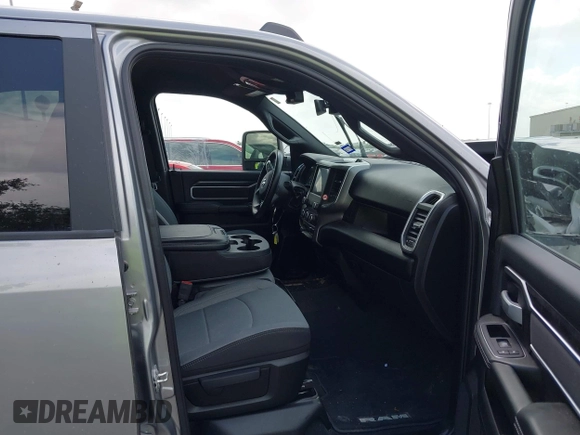 2024 Ram 2500 Big Horn z VIN 3C6UR5DL8RG343566, wystawiony jako IAAI lot #42526456 z przebiegiem Nie podano mil oraz . Historia ofert i sprzedaży dostępna na DreamBid. Obrazek 5.
