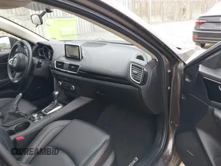 2015 Mazda 3 i Grand Touring z VIN JM1BM1W76F1223850, wystawiony jako IAAI lot #42356420 z przebiegiem 45 514 mil mil oraz . Historia ofert i sprzedaży dostępna na DreamBid. Obrazek 5.