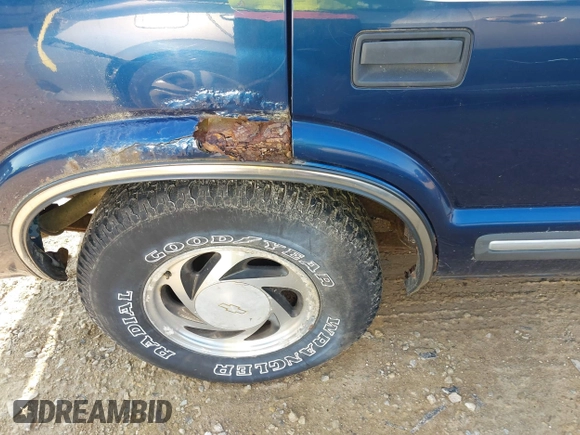 2000 Chevrolet Blazer LT z VIN 1GNDT13W2Y2145868, wystawiony jako IAAI lot #42445473 z przebiegiem 134 019 mil mil oraz . Historia ofert i sprzedaży dostępna na DreamBid. Obrazek 6.