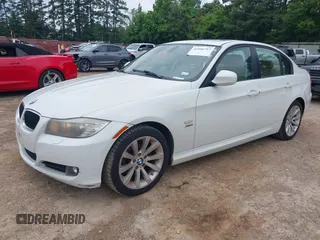2011 BMW 3 Series 328i xDrive z VIN WBAPK5G54BNN27937, wystawiony jako IAAI lot #42446717 z przebiegiem 102 256 mil mil oraz . Historia ofert i sprzedaży dostępna na DreamBid. Obrazek 2.