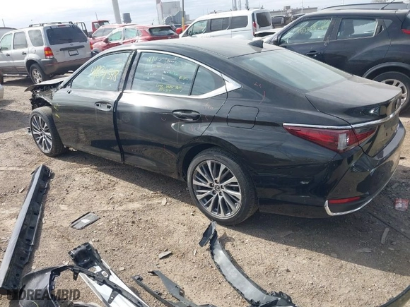 2021 Lexus ES with VIN 58AD11D11MU007601, listed as a IAAI auction lot 41834548 with 40,919 mi miles. Bid and sale history available at carsss.com. Image 3.