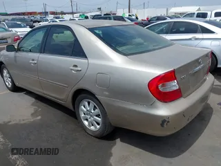 2002 Toyota Camry LE z VIN 4T1BE32K72U078387, wystawiony jako IAAI lot #42052328 z przebiegiem 157 394 mil mil oraz . Historia ofert i sprzedaży dostępna na DreamBid. Obrazek 3.