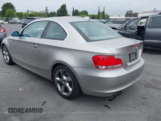 2009 BMW 1 Series 128i с VIN WBAUP93599VF48622, выставлен на аукционе IAAI как лот 42360145 с пробегом 64 913 миль миль и . История ставок и продаж доступна на DreamBid. Изображение 3.