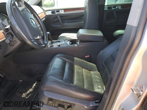 2004 Volkswagen Touareg z VIN WVGCM77L74D059969, wystawiony jako Copart lot #68238193 z przebiegiem Nie podano mil oraz Szkody całkowita. Historia ofert i sprzedaży dostępna na DreamBid. Obrazek 7.