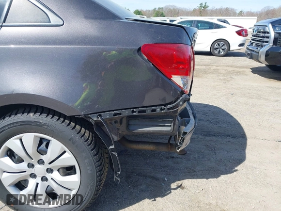 2014 Chevrolet Cruze LS z VIN 1G1PA5SH2E7151389, wystawiony jako IAAI lot #42147215 z przebiegiem 133 722 mil mil oraz . Historia ofert i sprzedaży dostępna na DreamBid. Obrazek 13.