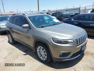 2019 Jeep Cherokee Latitude z VIN 1C4PJLCB7KD365667, wystawiony jako IAAI lot #42504207 z przebiegiem 68 106 mil mil oraz . Historia ofert i sprzedaży dostępna na DreamBid. Obrazek 1.