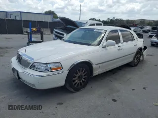 2006 Lincoln Town Car Signature z VIN 1LNHM81W46Y645247, wystawiony jako Copart lot #55391435 z przebiegiem 257 814 mil mil oraz Szkody całkowita. Historia ofert i sprzedaży dostępna na DreamBid. Obrazek 1.