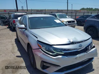 2020 Kia Optima LX z VIN 5XXGT4L3XLG445335, wystawiony jako IAAI lot #42180710 z przebiegiem 72 306 mil mil oraz . Historia ofert i sprzedaży dostępna na DreamBid. Obrazek 1.