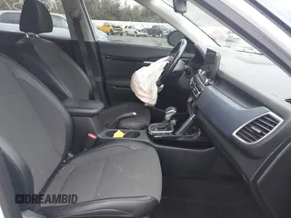 2022 Kia Seltos S z VIN KNDEUCAA7N7296295, wystawiony jako IAAI lot #41661457 z przebiegiem 45 293 mil mil oraz . Historia ofert i sprzedaży dostępna na DreamBid. Obrazek 5.