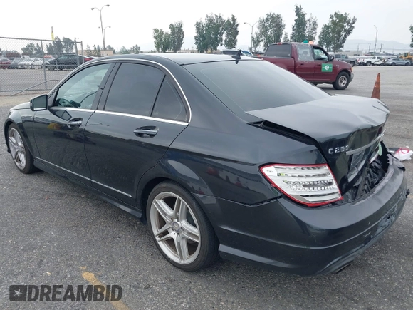 2013 Mercedes-Benz C 250 Sport z VIN WDDGF4HB6DA777055, wystawiony jako IAAI lot #42374146 z przebiegiem 122 060 mil mil oraz . Historia ofert i sprzedaży dostępna na DreamBid. Obrazek 3.