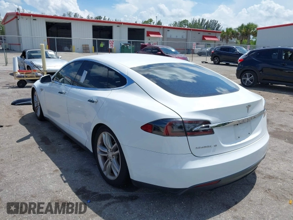 2013 Tesla Model S с VIN 5YJSA1AC8DFP10260, выставлен на аукционе IAAI как лот 42545156 с пробегом 121 329 миль миль и . История ставок и продаж доступна на DreamBid. Изображение 3.