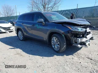 2025 Toyota Highlander Hybrid Platinum z VIN 5TDEBRCH2SS651751, wystawiony jako IAAI lot #41704254 z przebiegiem 1 684 mil mil oraz . Historia ofert i sprzedaży dostępna na DreamBid. Obrazek 1.