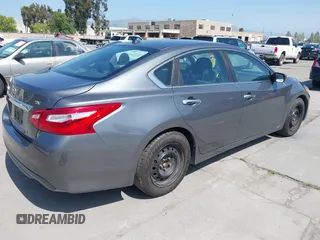 2017 Nissan Altima SV z VIN 1N4AL3AP0HC220571, wystawiony jako IAAI lot #42164901 z przebiegiem 94 218 mil mil oraz . Historia ofert i sprzedaży dostępna na DreamBid. Obrazek 4.
