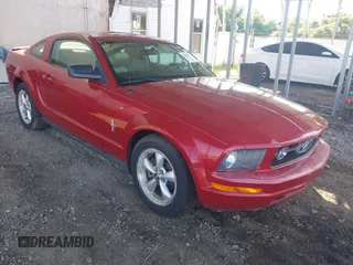 2008 Ford Mustang Deluxe z VIN 1ZVHT80N185124424, wystawiony jako IAAI lot #42216870 z przebiegiem 45 660 mil mil oraz . Historia ofert i sprzedaży dostępna na DreamBid. Obrazek 1.