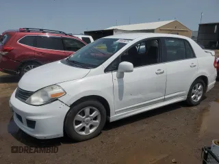 2008 Nissan Versa S z VIN 3N1BC11E18L395470, wystawiony jako Copart lot #58639875 z przebiegiem 194 493 mil mil oraz Czysty tytuł • Clean title. Historia ofert i sprzedaży dostępna na DreamBid. Obrazek 1.