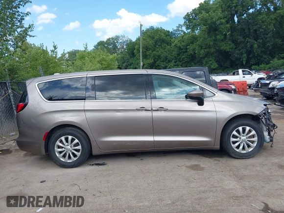 2017 Chrysler Pacifica Touring z VIN 2C4RC1DG2HR833473, wystawiony jako IAAI lot #42597208 z przebiegiem 78 239 mil mil oraz . Historia ofert i sprzedaży dostępna na DreamBid. Obrazek 14.