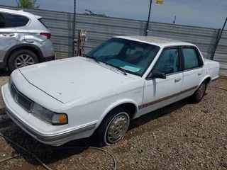 1996 Oldsmobile Cutlass Ciera 1SA VX5 z VIN 1G3AJ55MXT6302925, wystawiony jako IAAI lot #42310514 z przebiegiem 130 963 mil mil oraz . Historia ofert i sprzedaży dostępna na DreamBid. Obrazek 2.