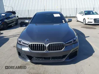 2021 BMW 5 Series M550i xDrive z VIN WBA13BK03MCG88715, wystawiony jako IAAI lot #41492059 z przebiegiem 64 485 mil mil oraz . Historia ofert i sprzedaży dostępna na DreamBid. Obrazek 13.