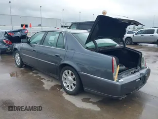 2009 Cadillac DTS 1SA z VIN 1G6KD57Y79U110350, wystawiony jako IAAI lot #42082318 z przebiegiem 94 369 mil mil oraz . Historia ofert i sprzedaży dostępna na DreamBid. Obrazek 3.