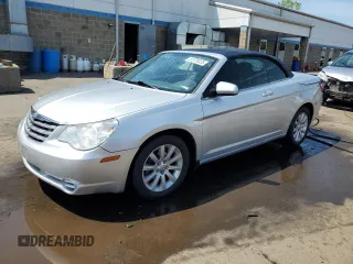 2010 Chrysler Sebring Touring z VIN 1C3BC5ED5AN148744, wystawiony jako Copart lot #55729325 z przebiegiem 112 604 mil mil oraz Szkody całkowita. Historia ofert i sprzedaży dostępna na DreamBid. Obrazek 1.
