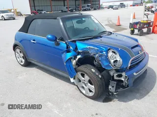 2006 MINI Convertible S z VIN WMWRH335X6TK59110, wystawiony jako IAAI lot #42089085 z przebiegiem 101 303 mil mil oraz . Historia ofert i sprzedaży dostępna na DreamBid. Obrazek 1.